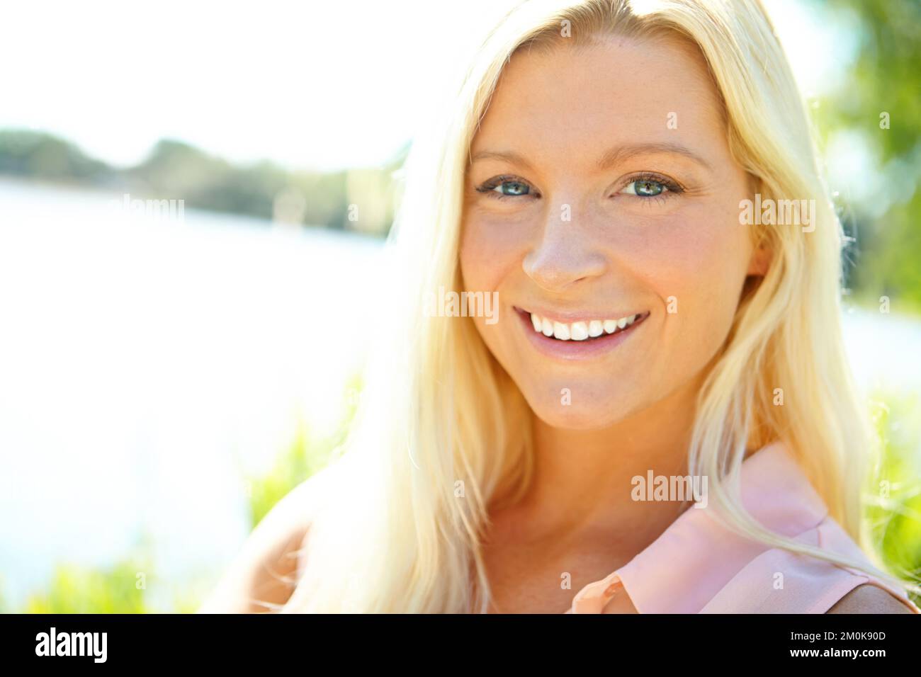 Beauté naturelle. Portrait d'une belle blonde dehors avec copyspace. Banque D'Images