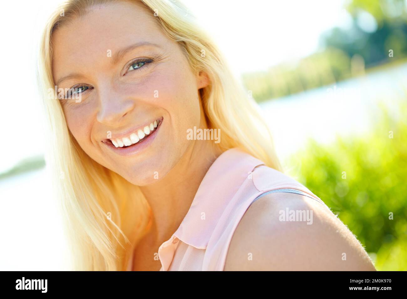 Profiter du soleil. Portrait d'une belle blonde dehors avec copyspace. Banque D'Images