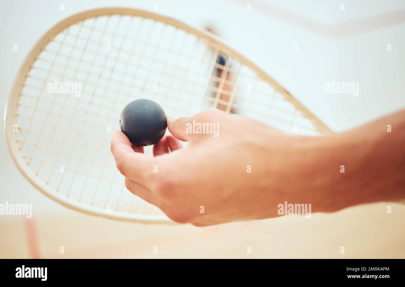 Un joueur de squash sportif inconnu se prépare à jouer à son adversaire dans un match de compétition. S'adapte aux athlètes actifs qui tiennent la raquette et le ballon pour servir Banque D'Images