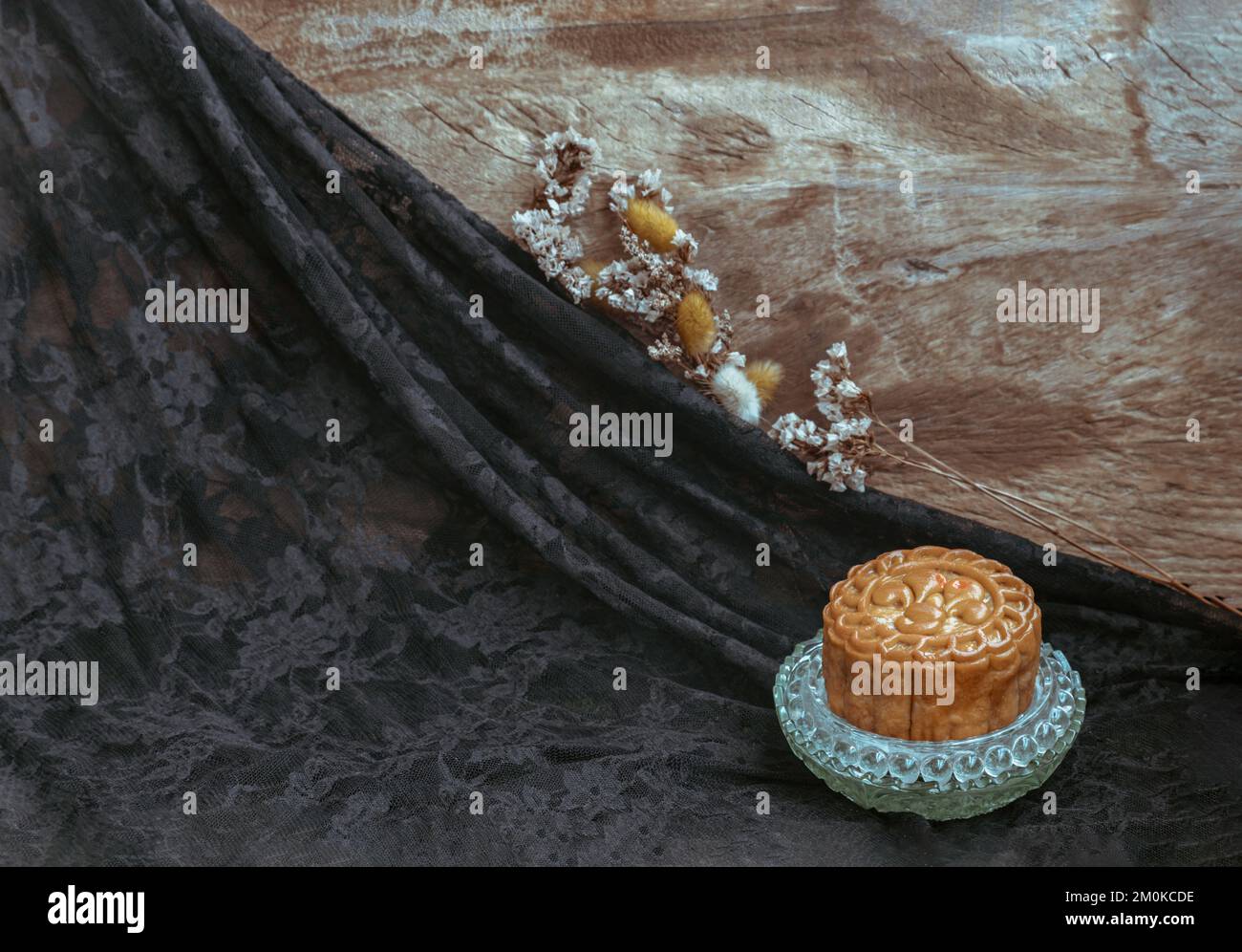 Délicieux gâteau de lune. Nourriture servie pour le festival de la mi-automne ou le festival traditionnel chinois, espace pour le texte, foyer sélectif. Banque D'Images