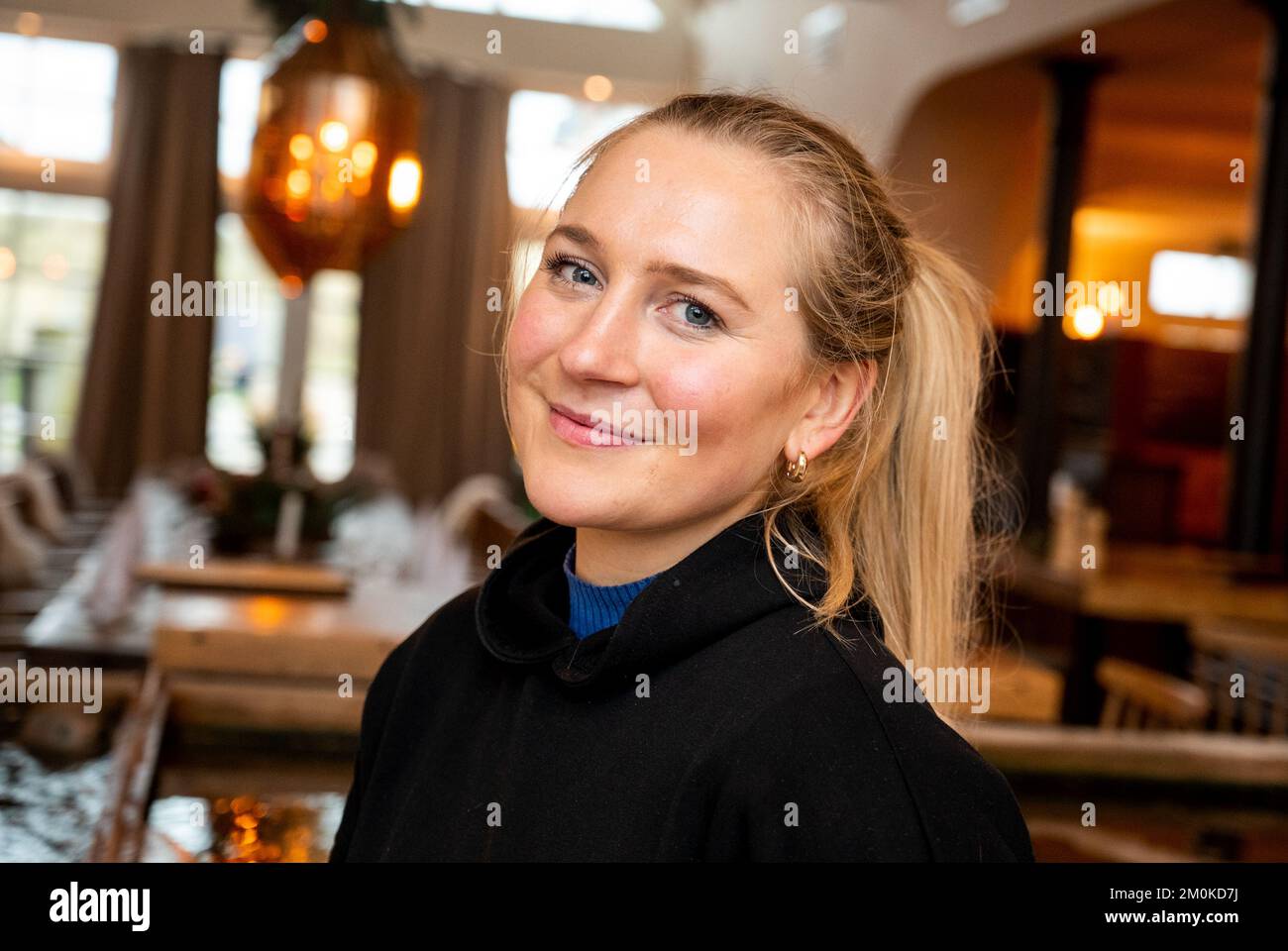 Insel Sylt, Allemagne. 30th novembre 2022. Pauline Dittmeyer, fille du propriétaire de Dittmeyer's Oyster Company et représentante du marketing, se trouve dans le restaurant de la compagnie. Credit: Daniel Bockwoldt/dpa/Alay Live News Banque D'Images