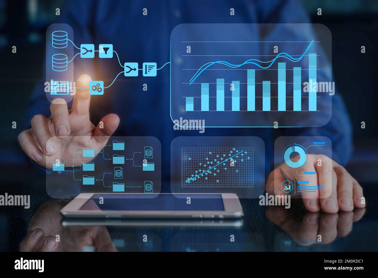 Système d'analyse et de gestion des données. Analyste de données créant un tableau de bord Insight avec workflow de processus d'information. Rapport KPI avec conn. Metrics Banque D'Images