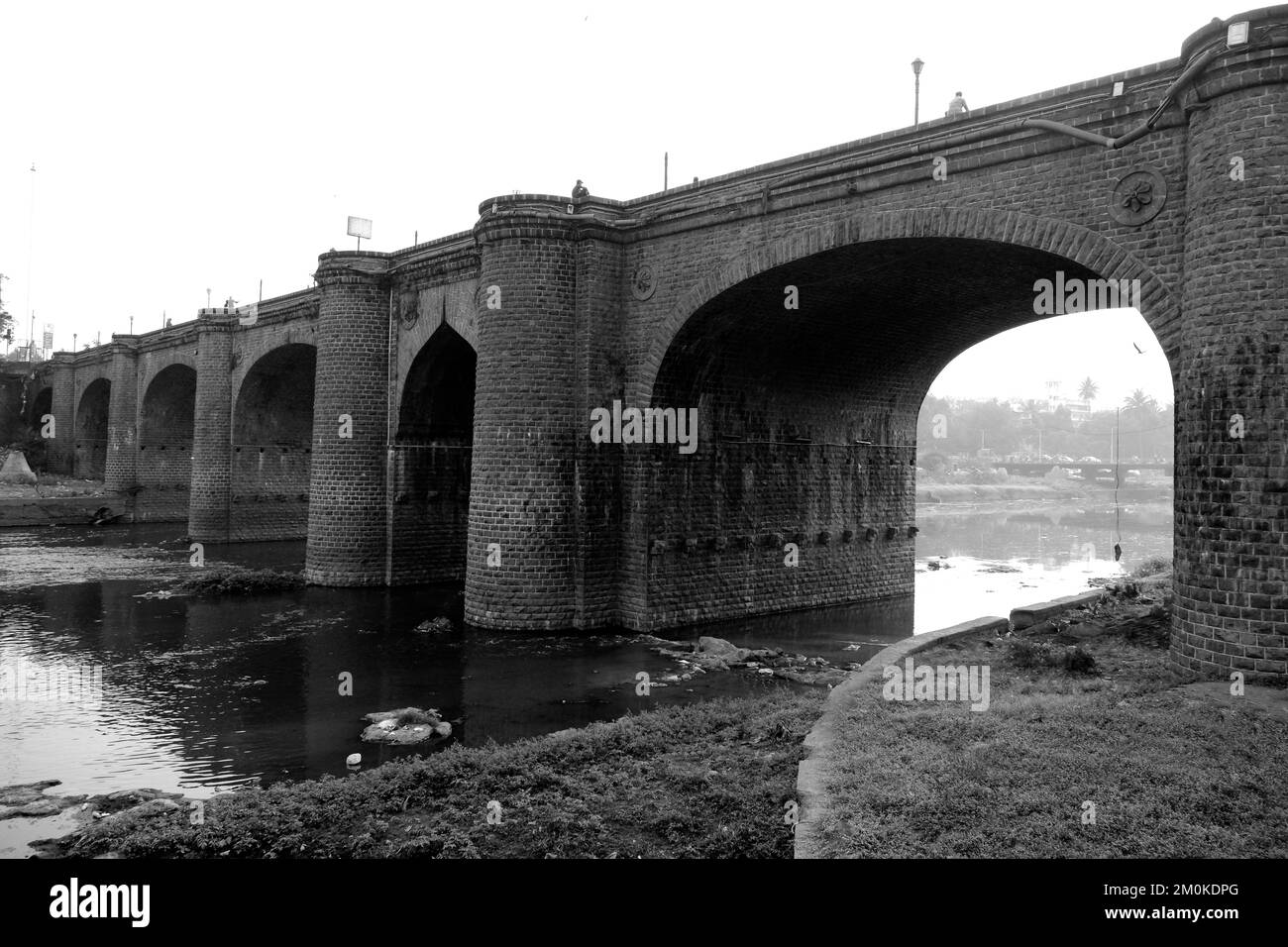 06 décembre 2022, Pune, Inde, pont Chhatrapati Shivaji, ce pont du patrimoine reliant les deux rives de la rivière, lien entre la vieille ville Banque D'Images