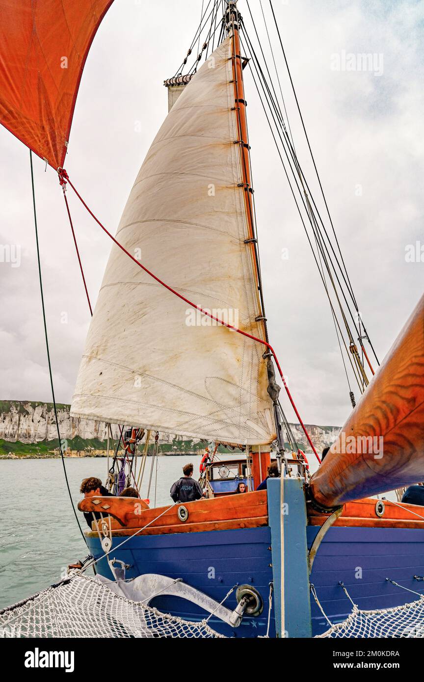 L'ancien bateau de pêche traditionnel 'Milpat' naviguant de Fécamp le long des falaises de la côte d'Alabâtre, France Banque D'Images