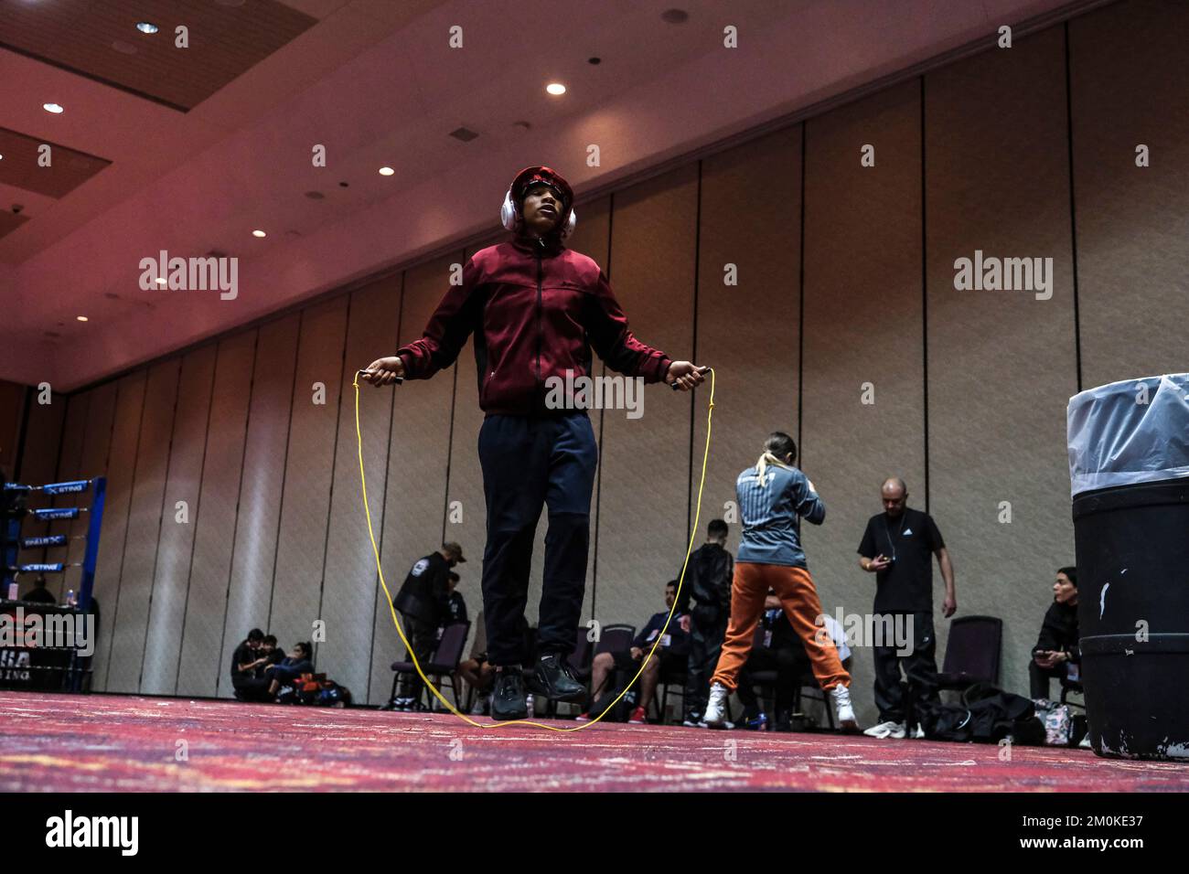 Lubbock, Texas, États-Unis. 6th décembre 2022. Un boxeur saute de la corde pour se réchauffer dans les installations d'entraînement du tournoi. (Image de crédit : © Adam DelGiudice/ZUMA Press Wire) Banque D'Images