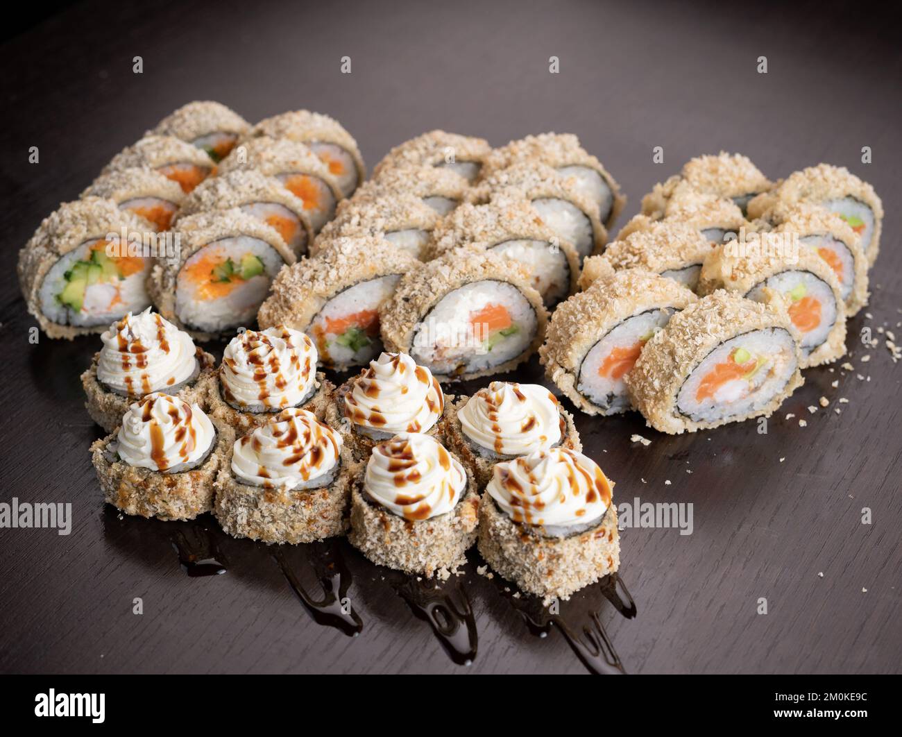 Set de sushi tempura chaud avec fromage à la crème sur fond noir avec reflet. Copier l'espace Banque D'Images