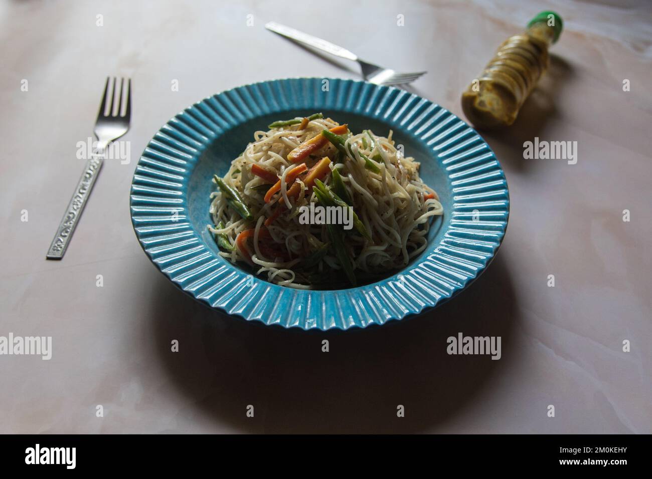 Cuisine chinoise populaire chow mein dans le style de rue servi dans un bol. Banque D'Images