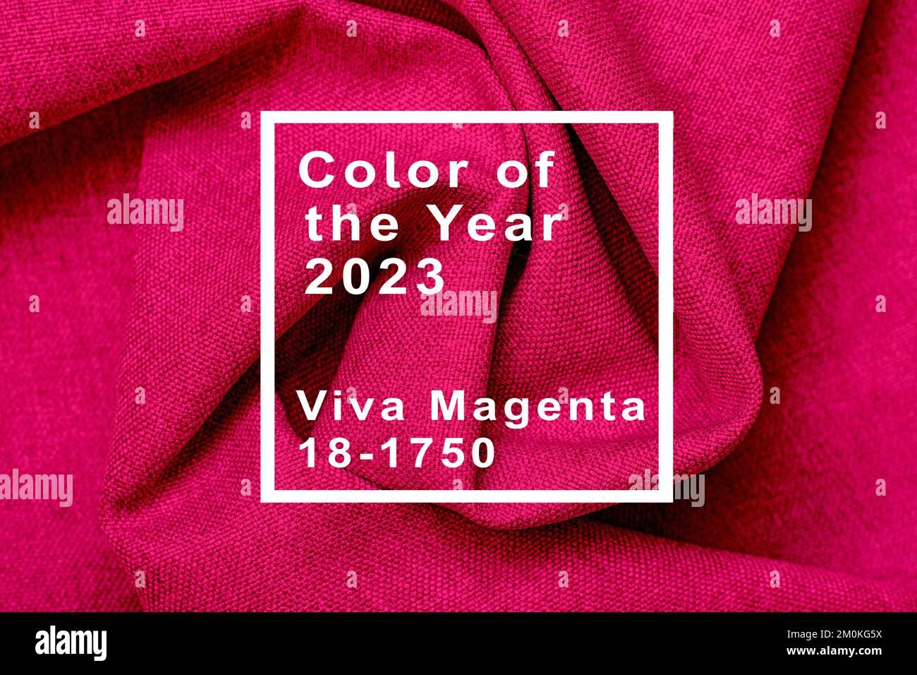 Texture du tissu. Magnifique motif de répétition tricoté. Couleur Pantone de l'année 2023 viva magenta. Banque D'Images