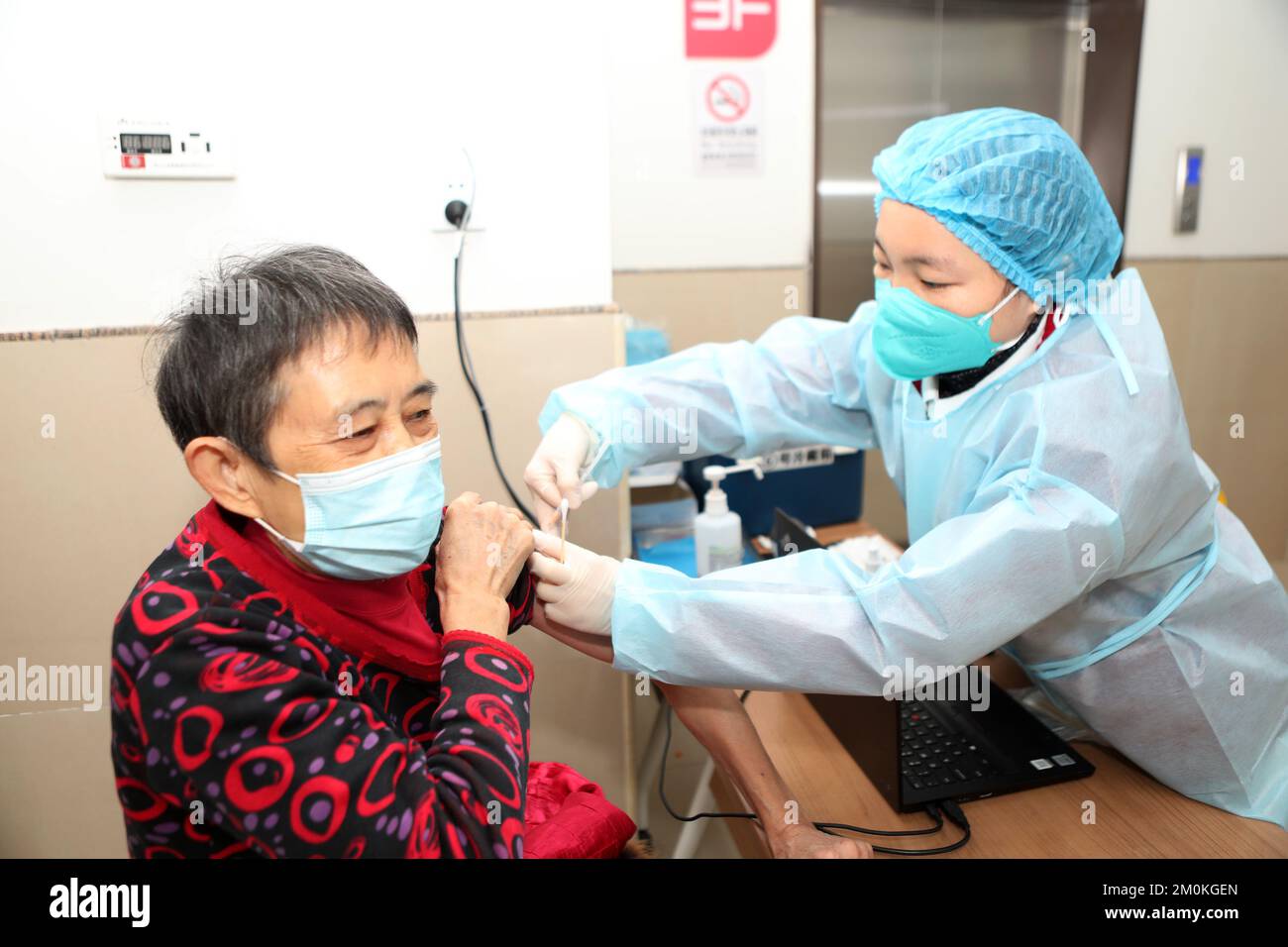 CHONGQING, CHINE - le 7 DÉCEMBRE 2022 - le personnel médical administre les vaccins COVID-19 aux personnes de plus de 60 ans dans un poste de vaccination COVID-19 du Banque D'Images