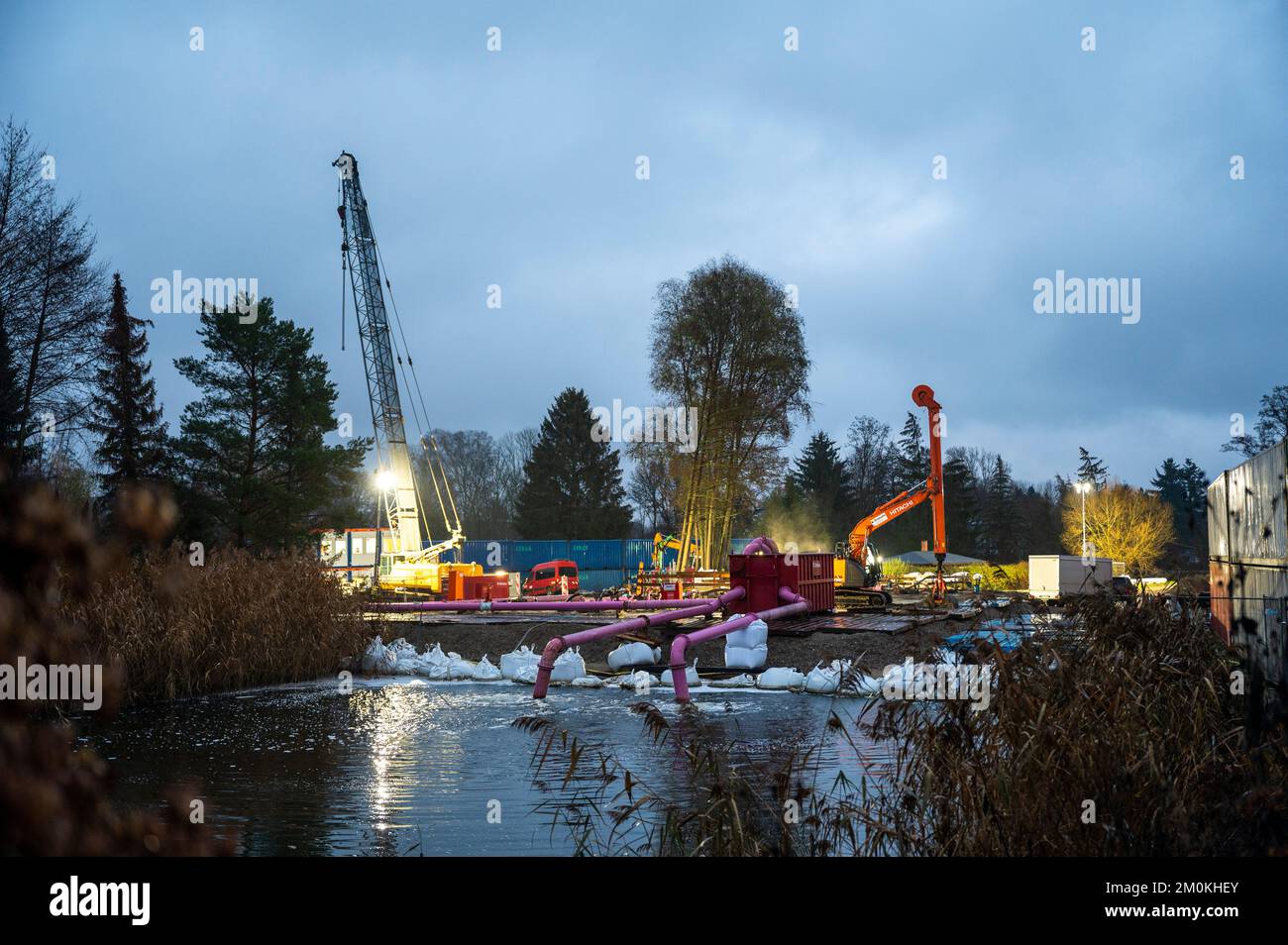 Oranienburg, Allemagne. 07th décembre 2022. Des travaux sont en cours sur le chantier de construction de l'ancienne écluse de Friedenthal. Deux bombes de la Seconde Guerre mondiale doivent être désamorcées. Dans la zone d'exclusion avec un rayon de 1000 mètres autour du site où les deux bombes ont été trouvées, 2800 personnes doivent quitter leurs appartements et maisons. Credit: Christophe bateau/dpa/Alay Live News Banque D'Images