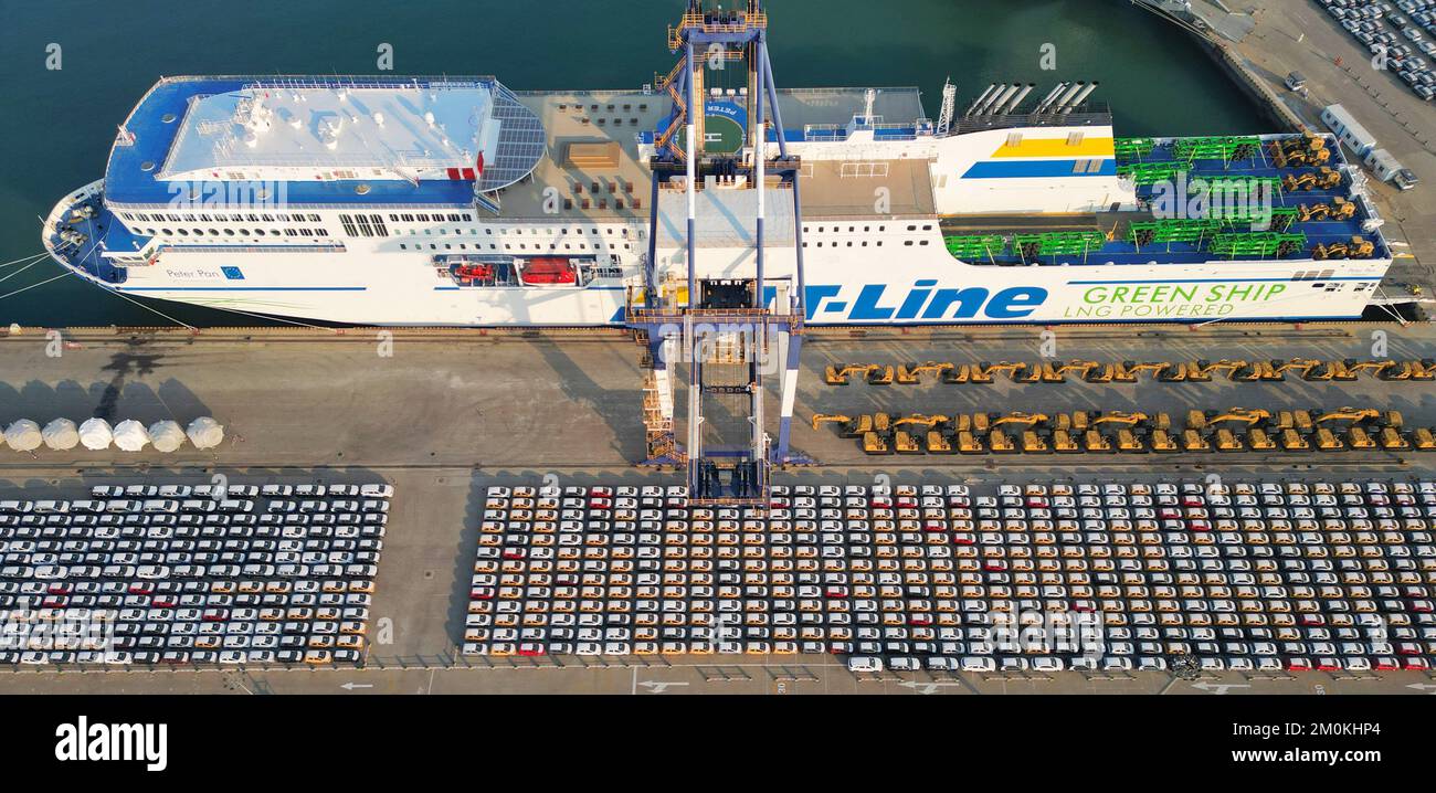 YANTAI, CHINE - 7 DÉCEMBRE 2022 - « Peter Pan », un navire roulant de passagers fonctionnant au GNL, est chargé au port de Yantai, dans la province de Shandong, dans l'est de la Chine, en décembre Banque D'Images