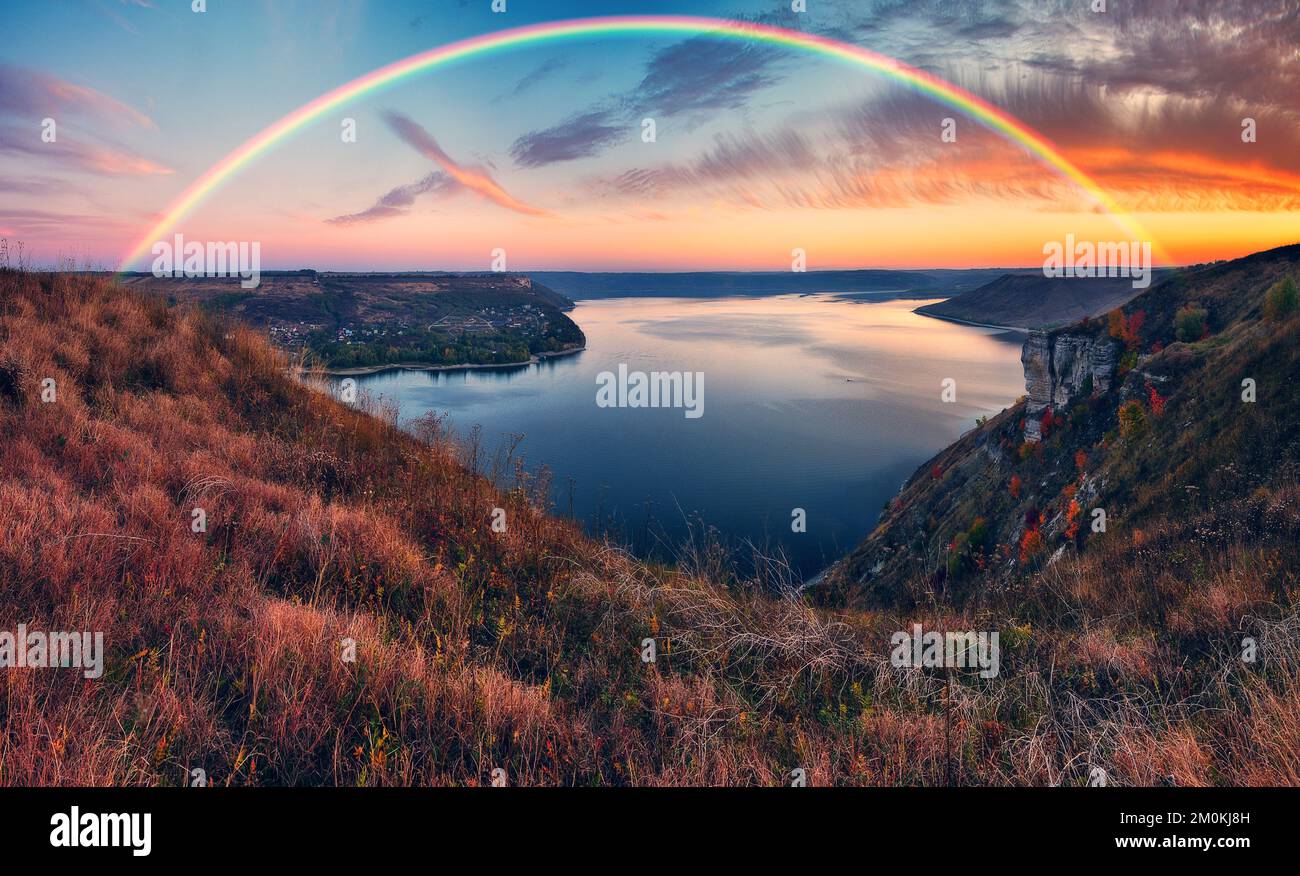 arc-en-ciel coloré sur le canyon. paysage d'automne. Nature de l'Ukraine Banque D'Images