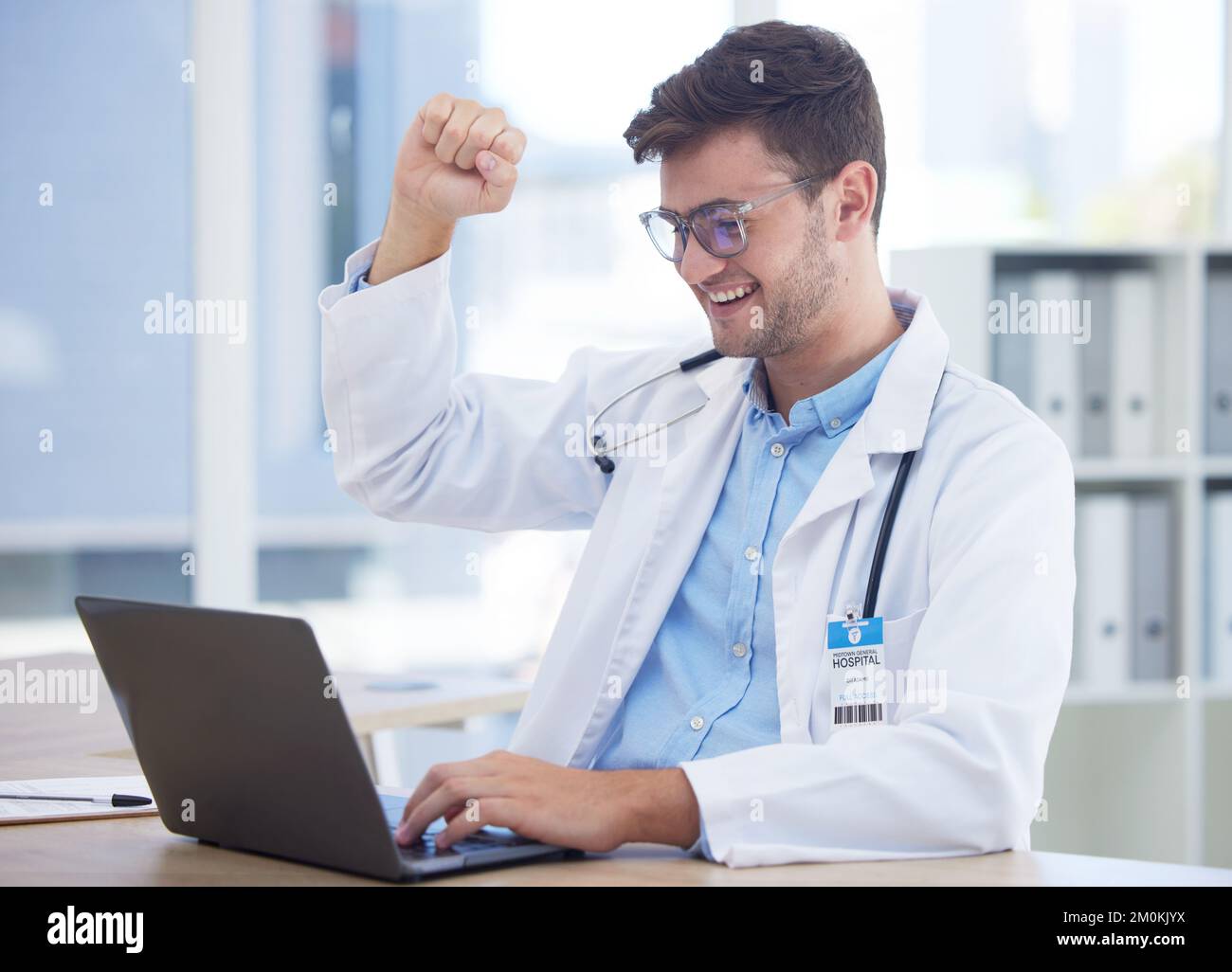 Santé, médecin et oui avec succès et gagnant, succès médical et homme célèbrent de bons résultats de test sur ordinateur portable. Professionnel de la santé, heureux et Banque D'Images