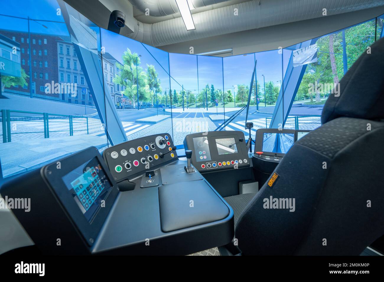 Oslo 20221206.Sporveien utilise le nouveau simulateur de tram qui est utilisé pour former les conducteurs pour le nouveau tramway qui a commencé à se déployer à Oslo. Le poste de conduite dans le simulateur est identique au nouveau tramway et les scènes simulées proviennent de la ville d'Oslo. Photo: Heiko Junge / NTB Banque D'Images