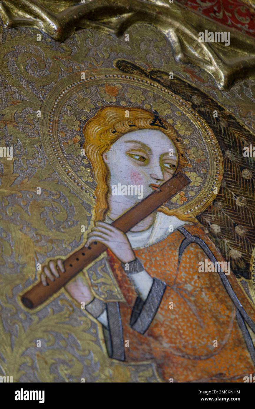 ange avec flûte transversale médiévale, mère de Dieu d'humilité avec des anges musicaux retable, Francesc vient, 1390-94, Paroisse de la Mare de Deu dels Banque D'Images