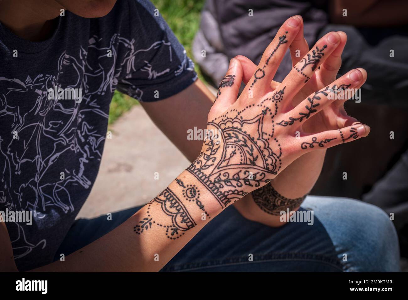 Les mains d'un adolescent tatoué au henné, Essaouira, maroc, afrique Banque D'Images