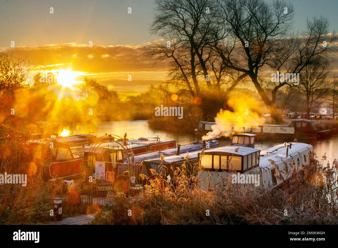 Marina de Saint Mary Rufford, Lancashire. Décembre 2022. UK Météo: -4C très froid, brumeux, brumeux début de journée fumé lorsque le soleil se lève au-dessus de la marina sur le canal de Leeds Liverpool. Banque D'Images
