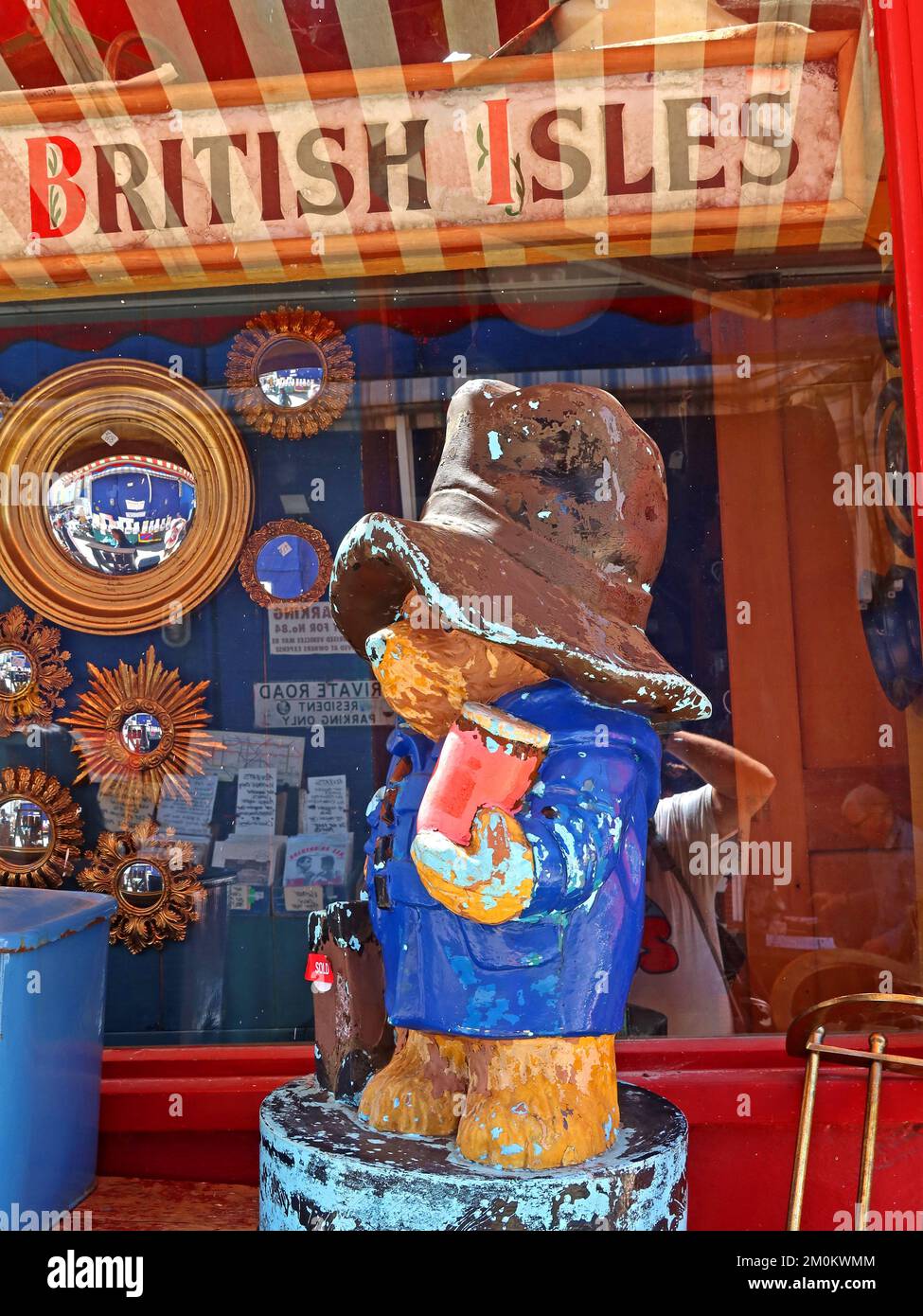 British Isles & Paddington Bear à la fenêtre de la boutique d'antiquités d'Alices, 86 Portobello Rd, Notting Hill, RBKC, Londres, Angleterre, ROYAUME-UNI, W11 2QD Banque D'Images