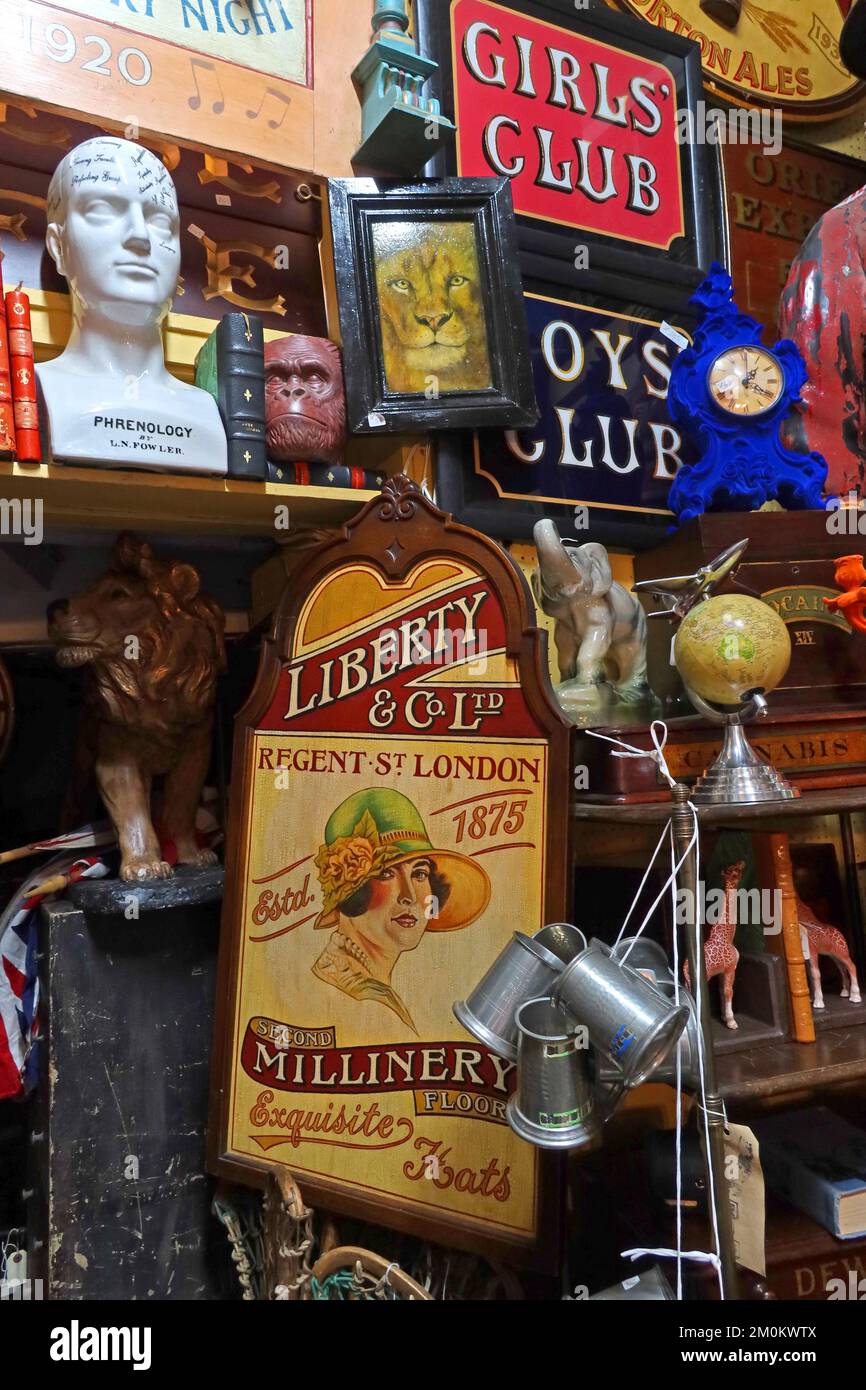 Intérieur de la boutique d'antiquités et de courrier d'Alices, 86 Portobello Rd, Notting Hill, RBKC, Londres, Angleterre, ROYAUME-UNI, W11 2QD Banque D'Images