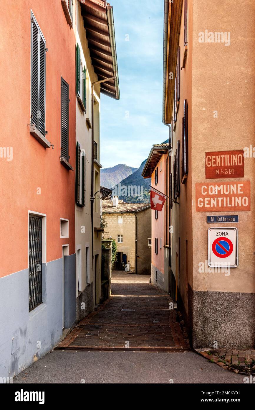 Rue étroite de Gentilino, village et ancienne commune de Lugano, canton du Tessin, Suisse. Banque D'Images