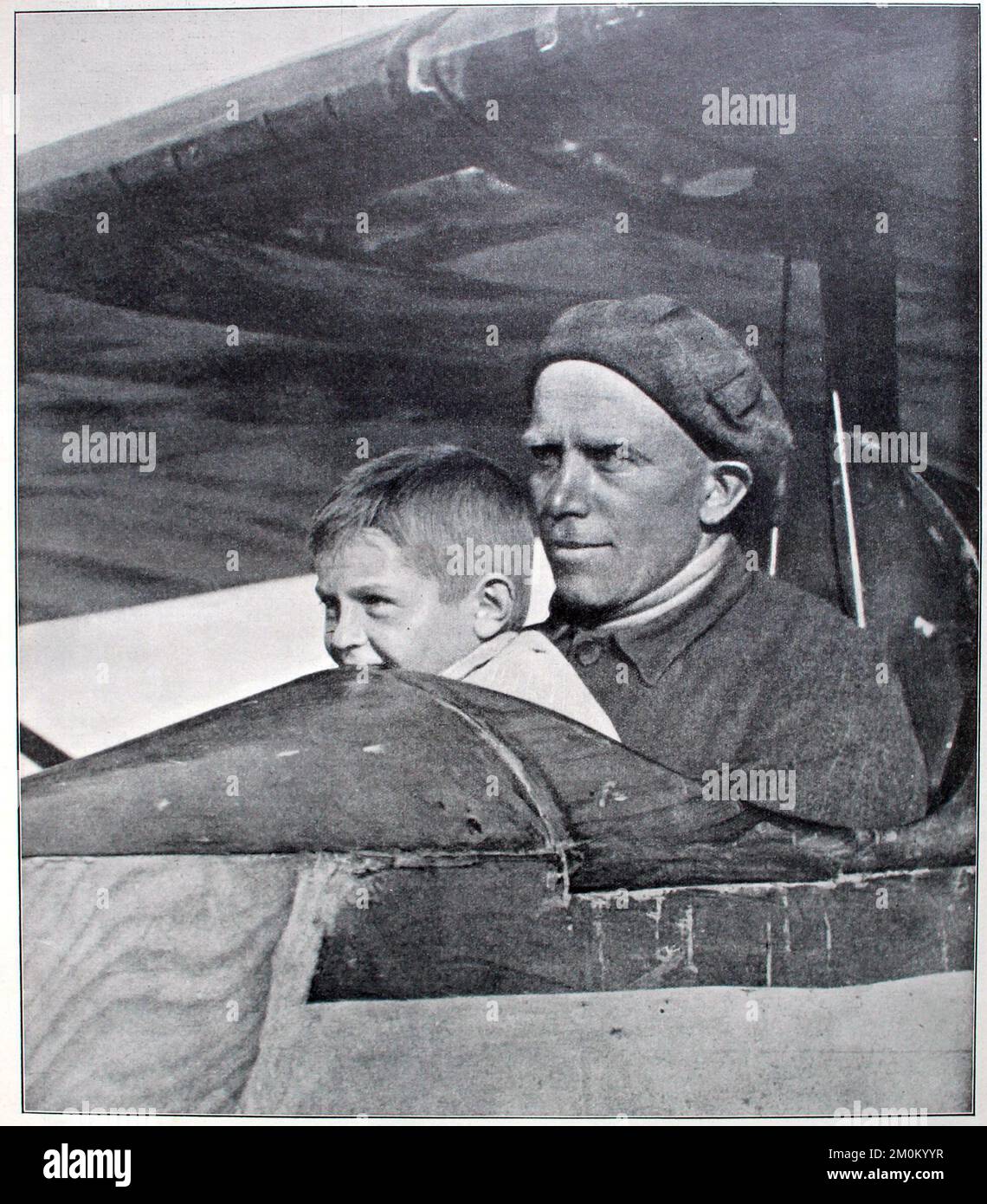 Der Sohn des Segelfliegers. Der Fluglehrer des merkwürdigen Segelfliegerdörfchens Hirzenhain à Hessen-Nassau. Aufnahme von Max Schirner (1891-1952). Banque D'Images