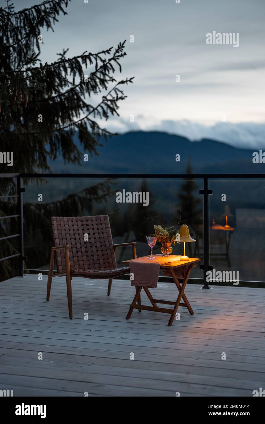 Terrasse spacieuse et confortable très en montagne Banque D'Images