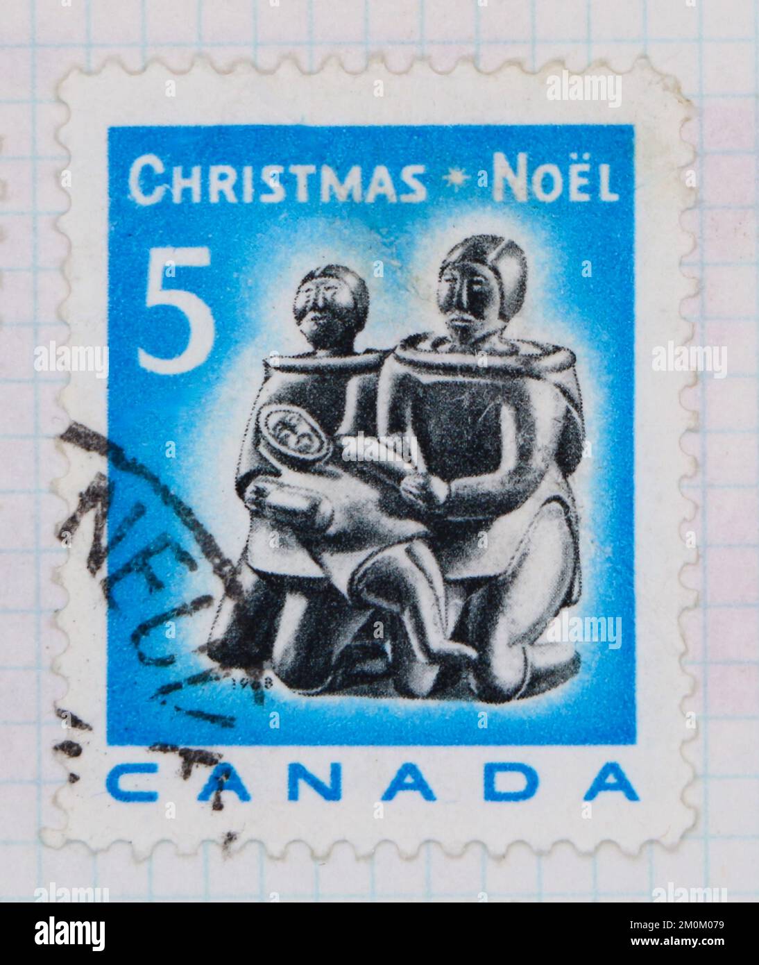 Photo d'un timbre-poste de la famille Eskimo du Canada sculptant Noël 1968 Banque D'Images