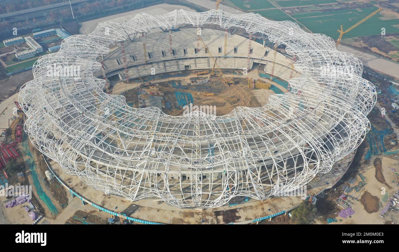Des photos aériennes montrent que la phase I du projet du centre d'exposition sportive Xuchang (stade) est en cours de construction à Xuchang City, dans la province de Henan, au centre de la Chine, le 7 décembre 2022. (Photo de ChinaImages/Sipa USA) Banque D'Images