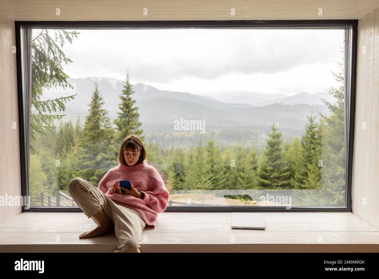 La femme repose dans la maison sur la nature Banque D'Images