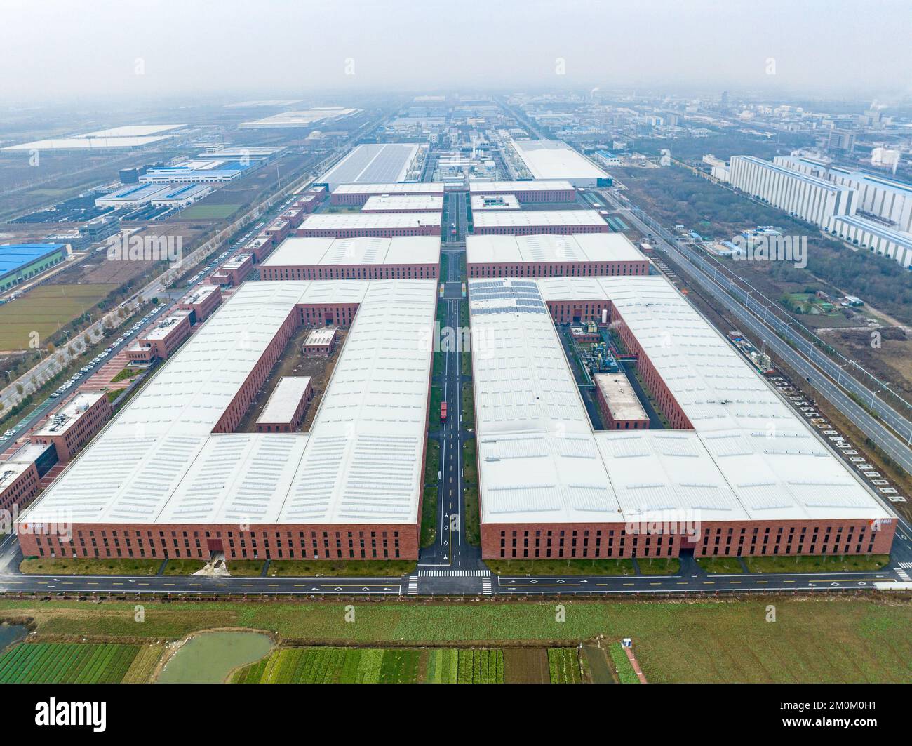 HEFEI, CHIAN - DECEMBER7, 2022 - la photo aérienne montre la vue générale de la base de Feidong de haute technologie de Guoxuan dans le parc de démonstration de l'économie circulaire d'Hefei i Banque D'Images