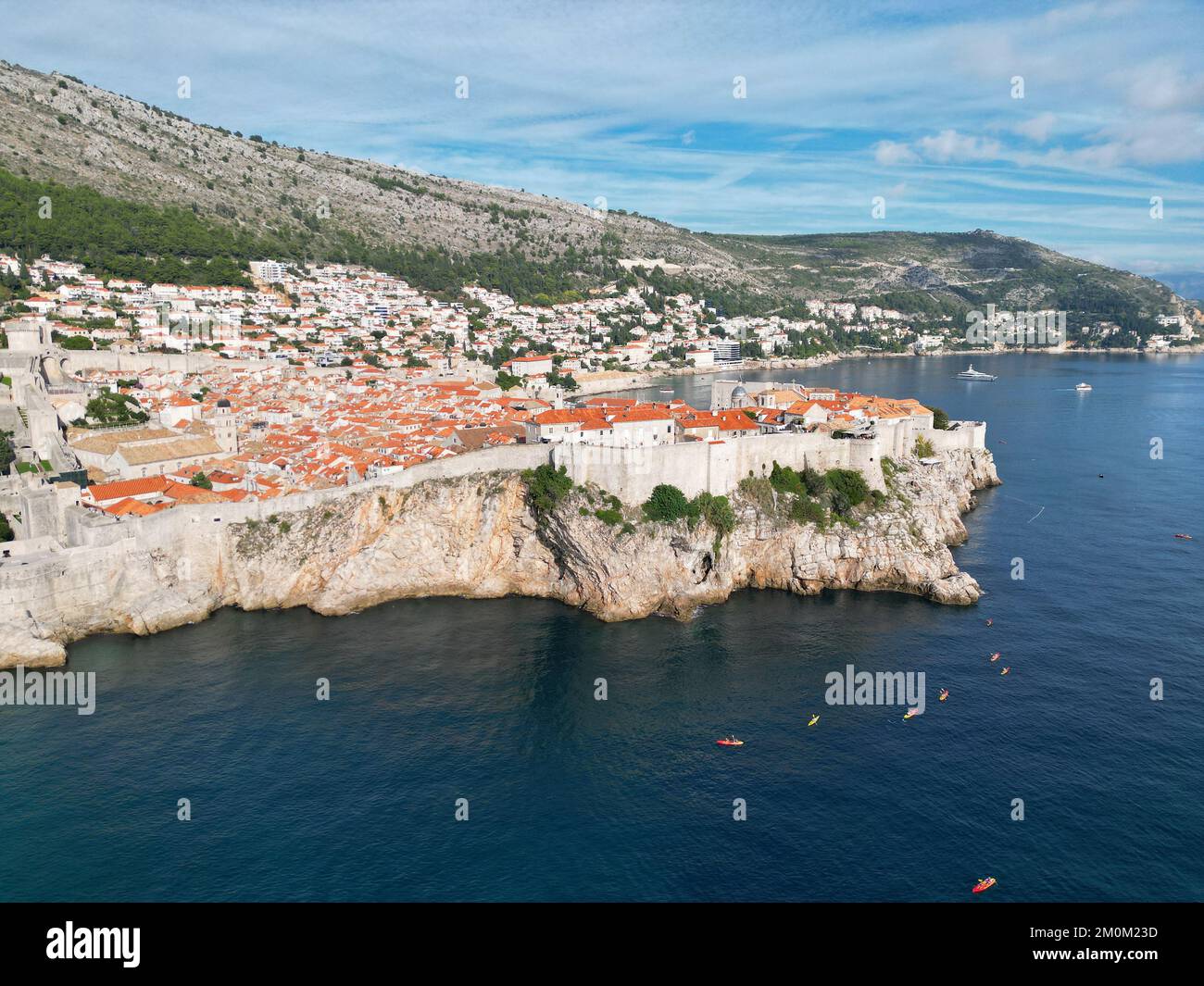 Dubrovnik Croatie ville fortifiée drone vue aérienne soleil jour bleu ciel Banque D'Images