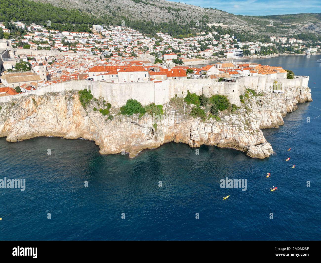 Dubrovnik Croatie ville fortifiée drone vue aérienne soleil jour bleu ciel Banque D'Images