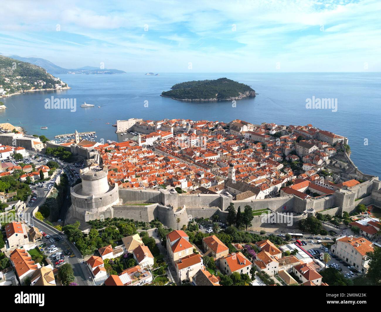Dubrovnik Croatie ville fortifiée drone vue aérienne soleil jour bleu ciel Banque D'Images