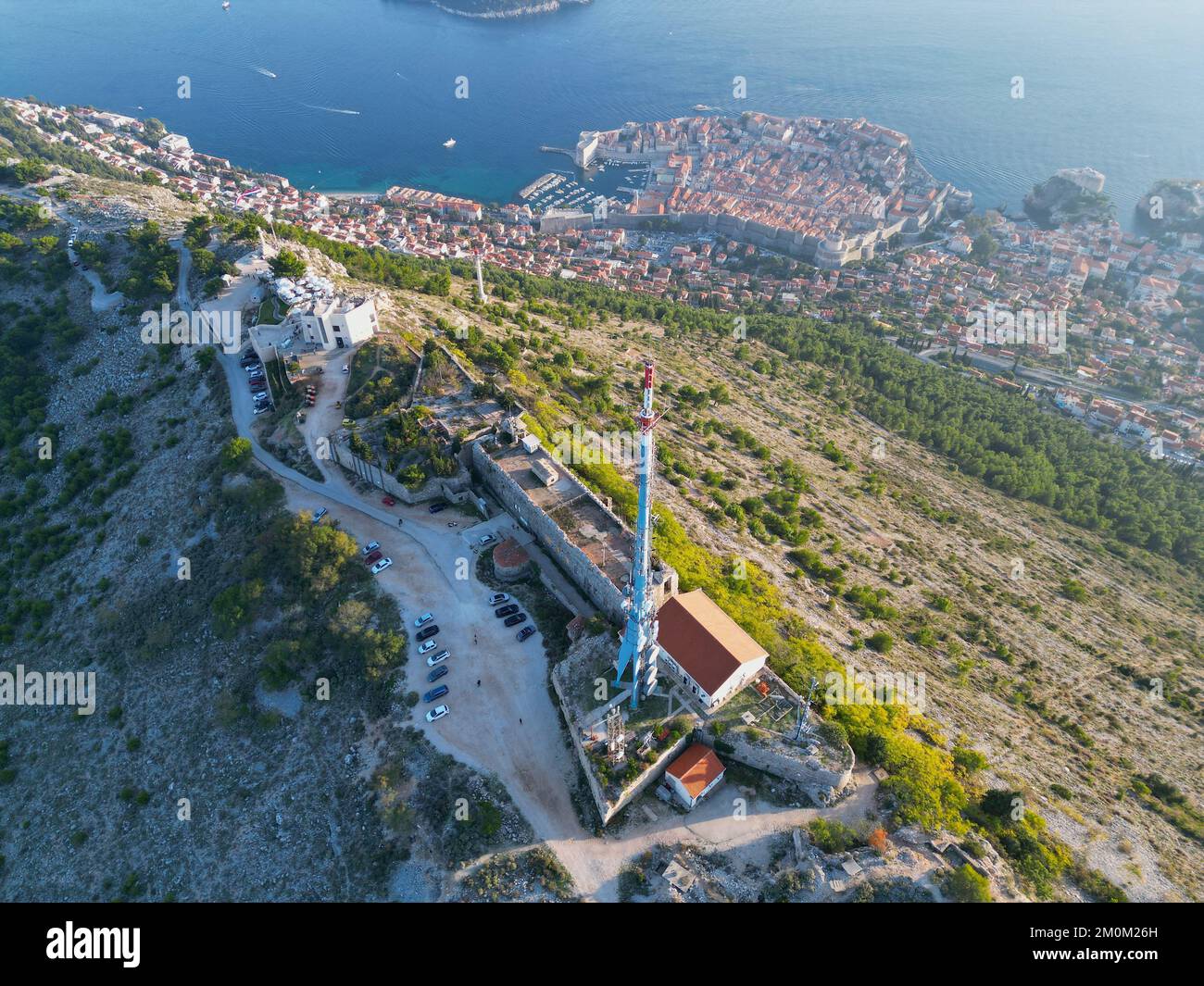 Vue aérienne de la tour de télécommunications Dubrovnik Croatie drone Banque D'Images