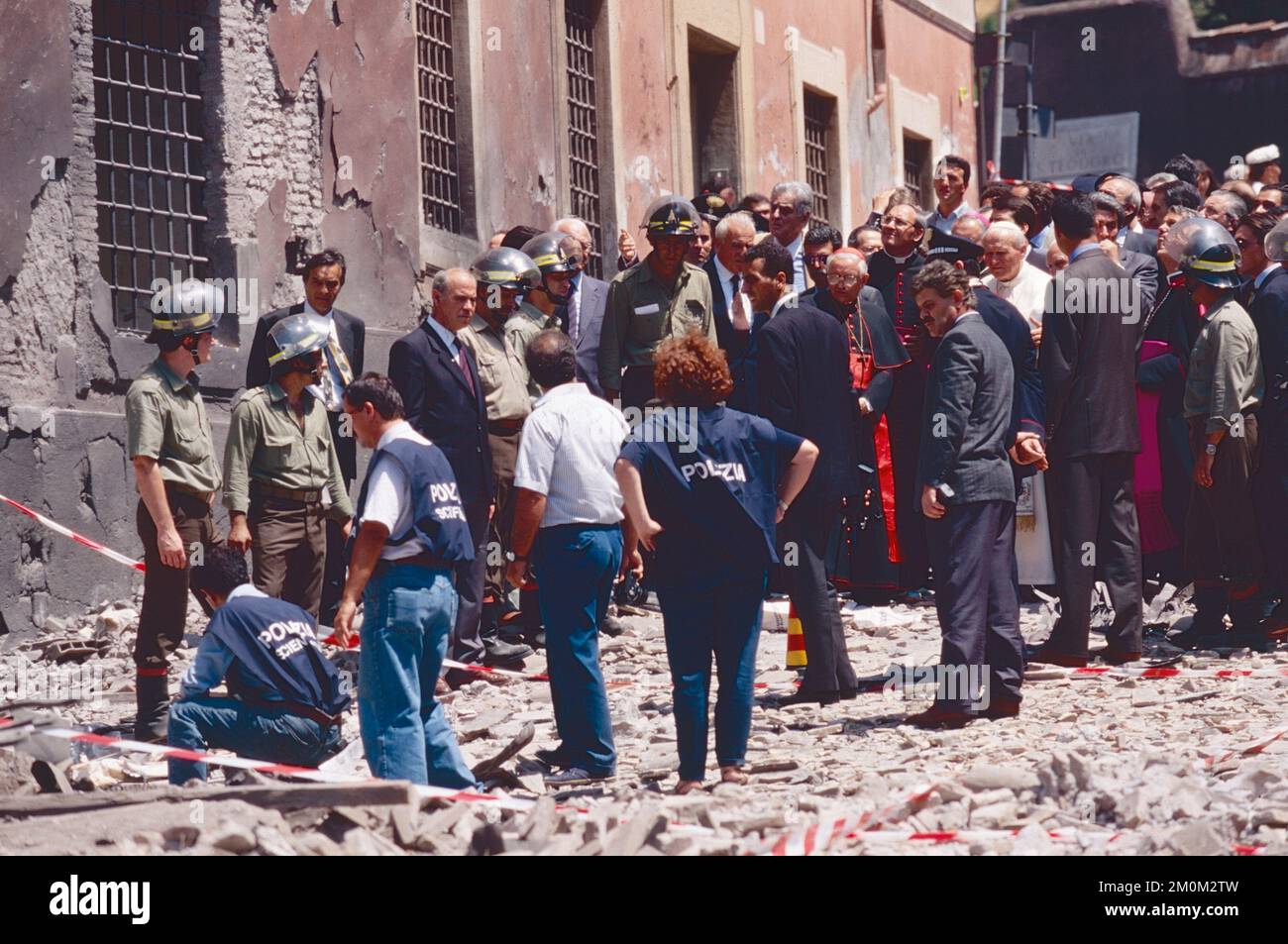 Le pape Jean-Paul II sur le site de l'attentat mafieux-terroriste à St. Giorgio al Velabre, Rome, Italie juillet 1993 Banque D'Images