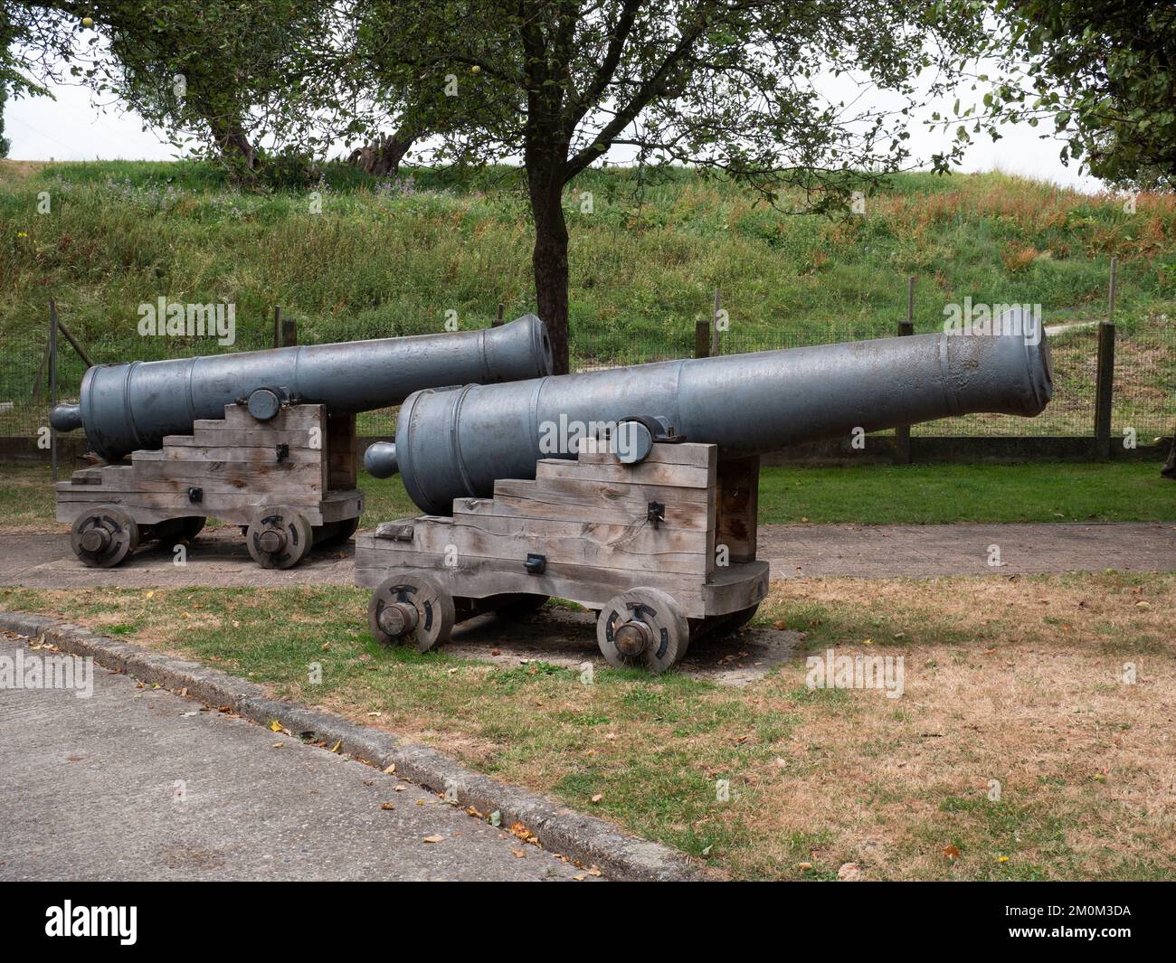 De vieux canons navals lourds sur une base en bois appelée chariot Banque D'Images