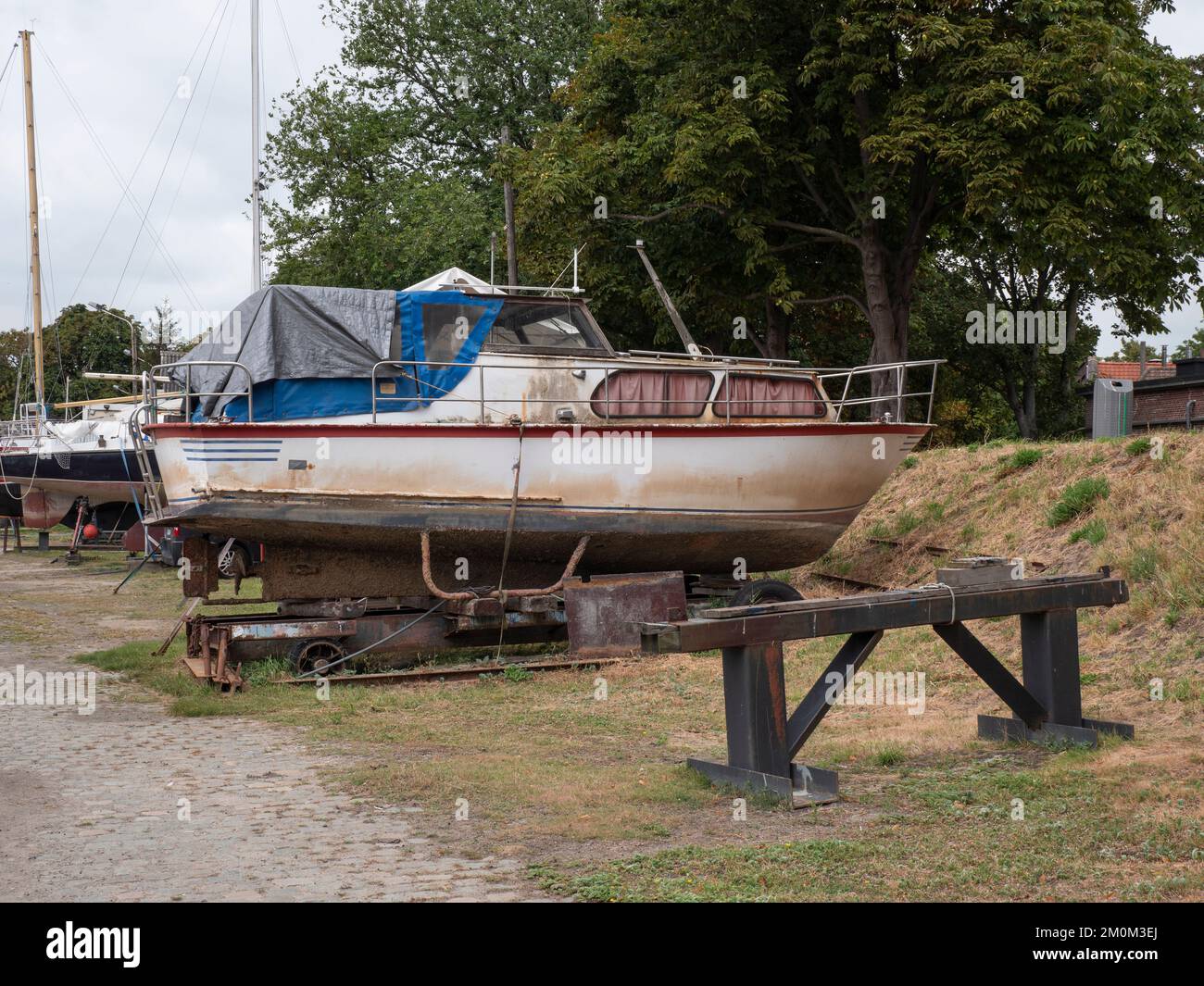 Vieux bateau dans un chantier naval prêt à être restauré Banque D'Images