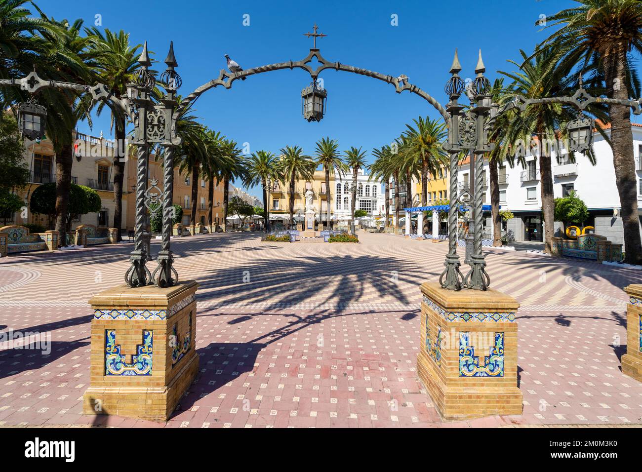 Une jolie place avec des palmiers à Ayamonte à côté de la frontière portugaise, Andalousie, Espagne Banque D'Images