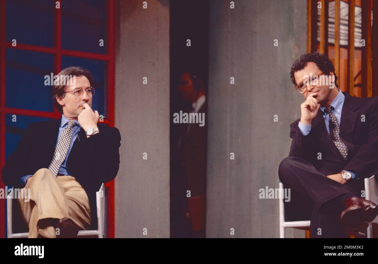 Les journalistes italiens Vittorio Feltri et Enrico Mentana au programme de télévision Maurizio Costanzo Show, Rome, Italie 1994 Banque D'Images