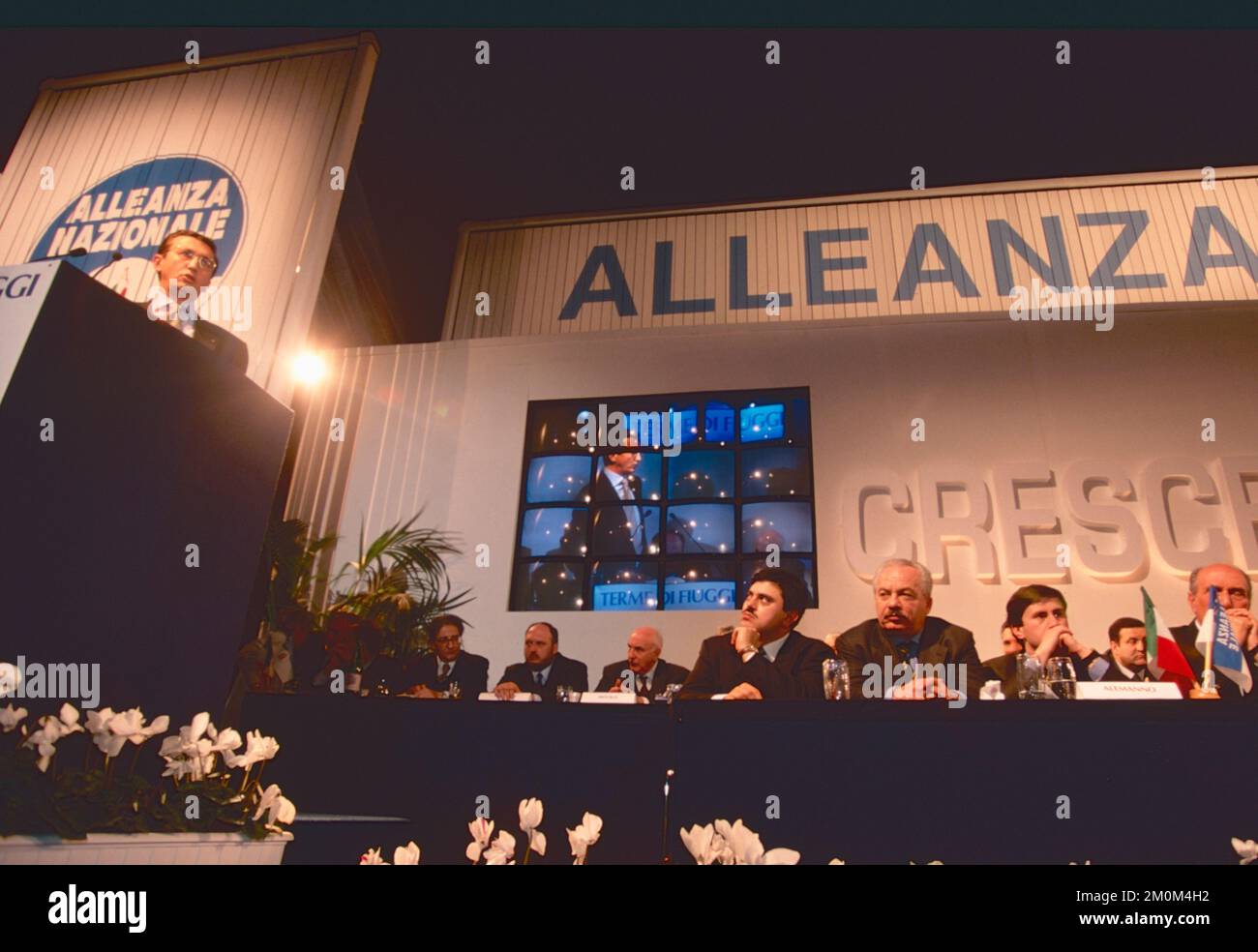 Des politiciens italiens de droite écoutent le discours de Gianfranco fini lors du congrès du parti Alleanza Nazionale, Fiuggi, Italie 1995 Banque D'Images
