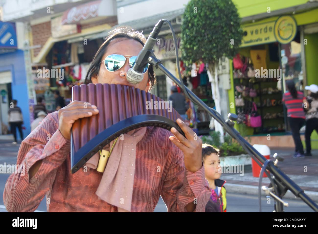 Musicien de rue avec flûte pan andine photographié à balatonfüredEquateur Banque D'Images