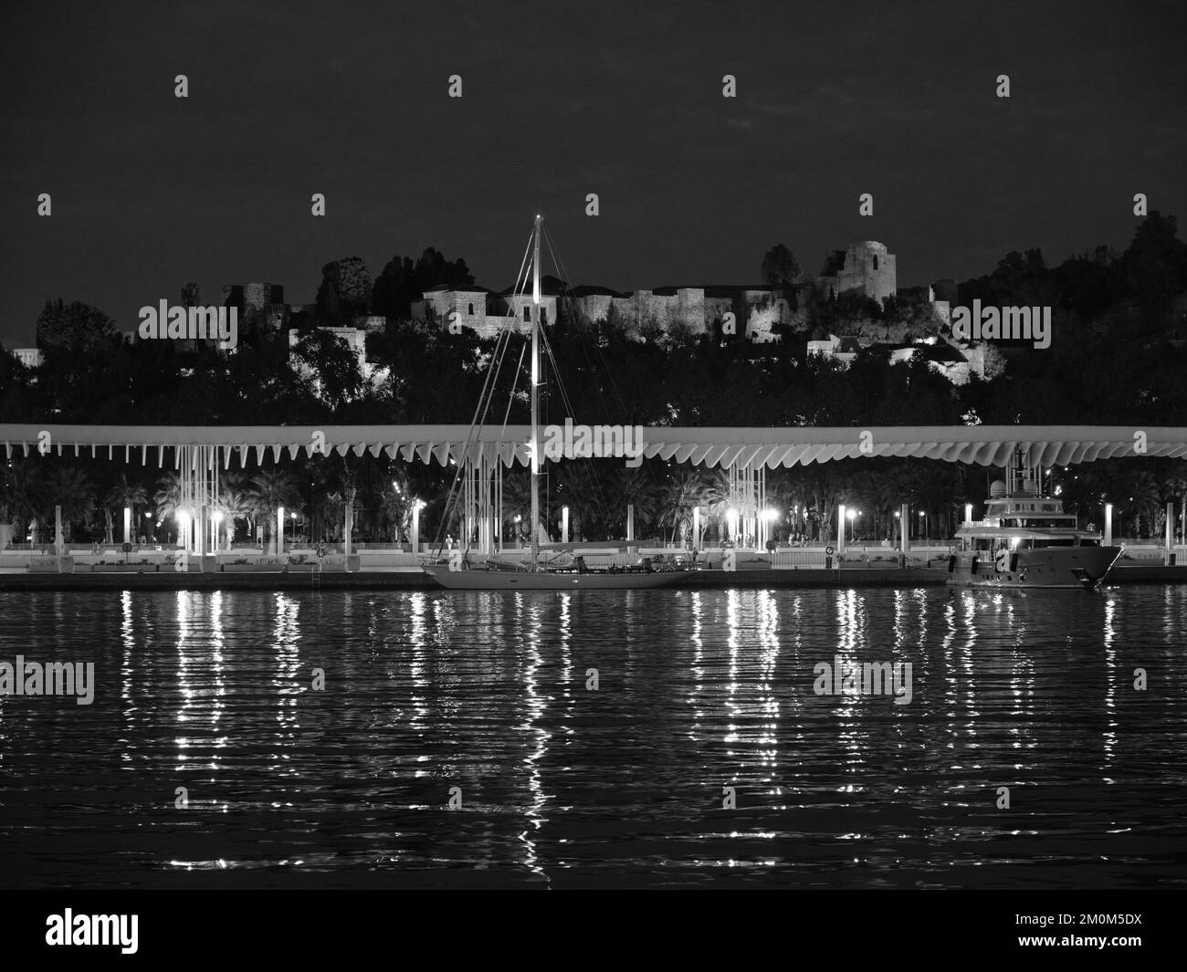 Málaga, Espagne. Vue depuis le port. Muelle dos et l'Alcazaba la nuit Banque D'Images