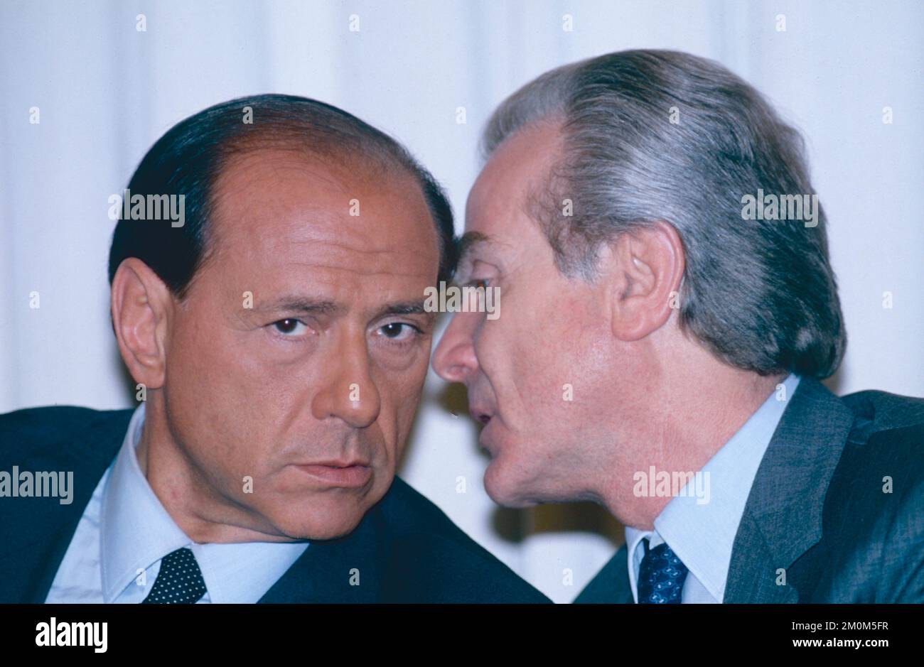 Silvio Berlusconi (à gauche), homme politique italien de droite, et Gianni Letta, journaliste à son conseiller, Italie 1995 Banque D'Images
