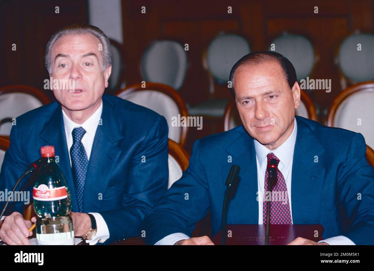 Silvio Berlusconi (à droite) et son journaliste conseiller Gianni Letta, Italie 1995 Banque D'Images