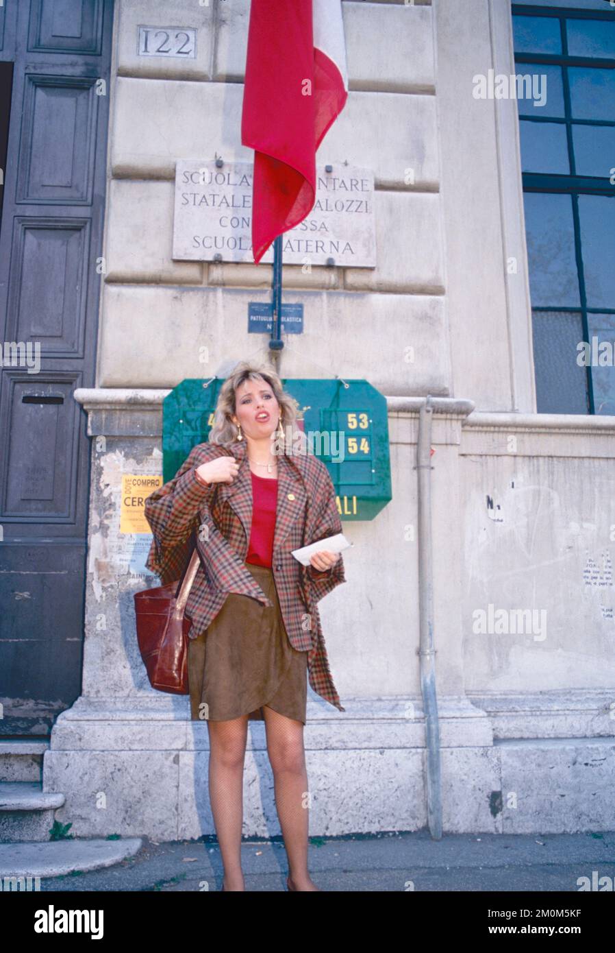 Homme politique italien Alessandra Mussolini après avoir voté pour le référendum, Italie 1993 Banque D'Images