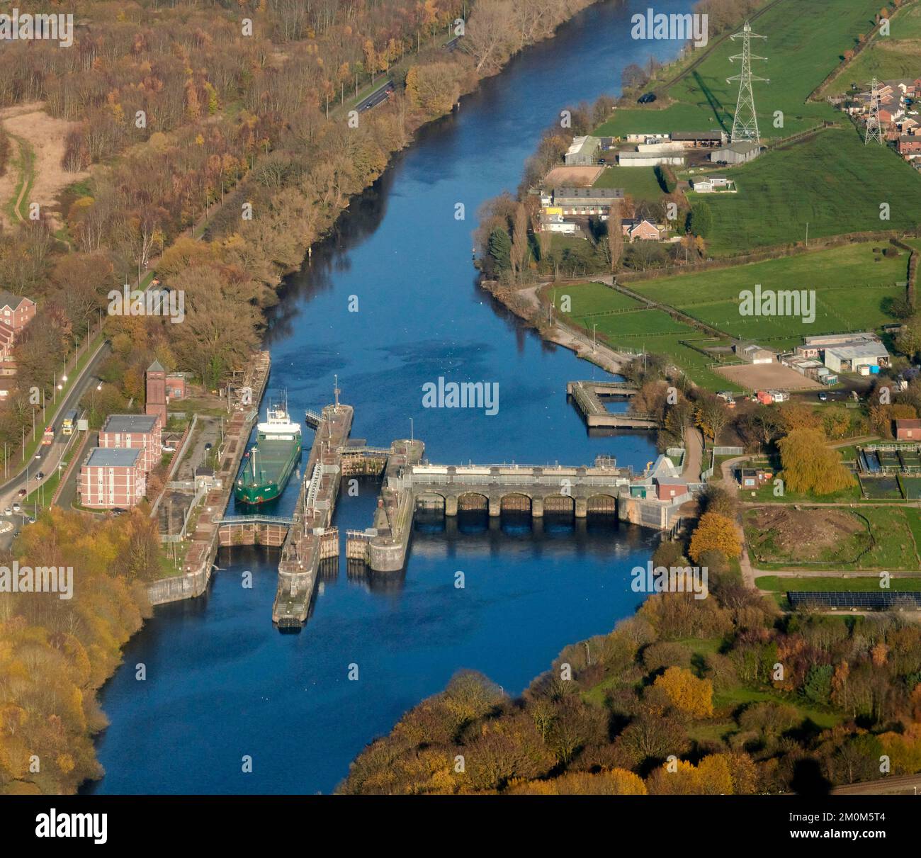 Vue aérienne d'une écluse sur le canal de Manchester, avec un navire descendant en ruisseau, à Irlam. À l'ouest de Manchester. nord-Ouest de l'Angleterre, Royaume-Uni Banque D'Images