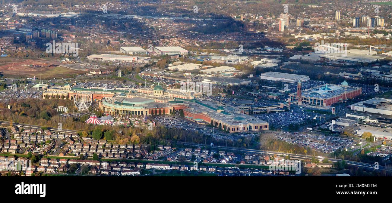 Une vue aérienne du Trafford Centre, Manchester, en décembre avec des parkings pleins, nord-ouest de l'Angleterre britannique Banque D'Images