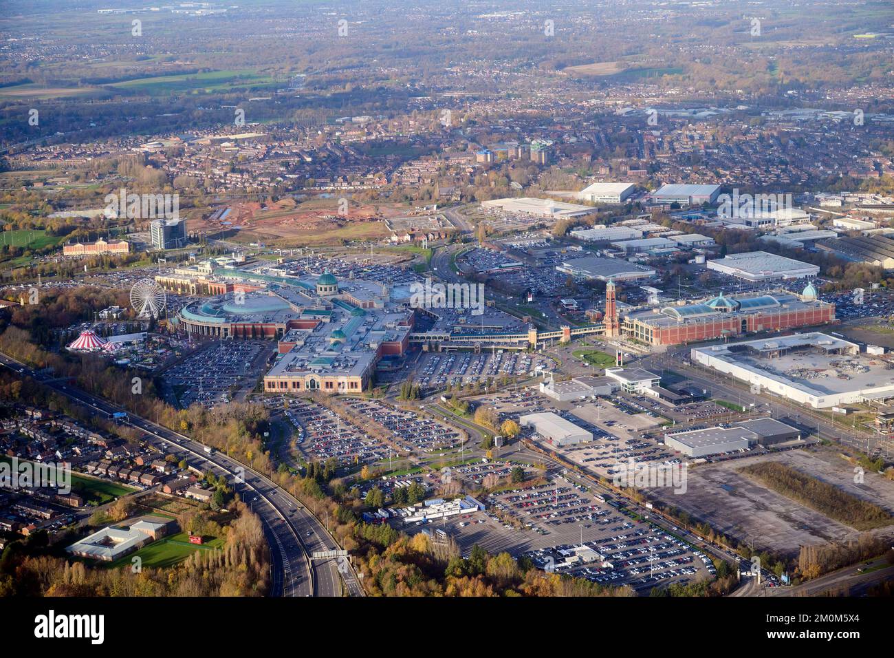 Une vue aérienne du Trafford Centre, Manchester, en décembre avec des parkings pleins, nord-ouest de l'Angleterre britannique Banque D'Images