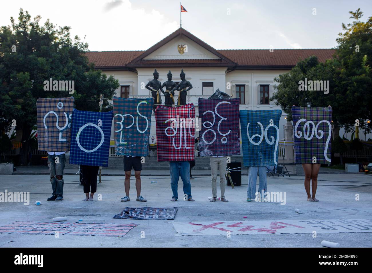 Chiang Mai, Chiang Mai, Thaïlande. 6th décembre 2022. Les manifestants tiennent des Longyis peints avec des textes birmans « ne pas être autorisé à gouverner du tout », à côté des 7 nez de corde dans un rassemblement contre la junte birmane condamné à des peines de mort à 7 étudiants de l'université du myanmar devant le monument des trois rois de Chiang Mai, Thaïlande le 6 décembre 2022. (Image de crédit : © Thuya Zaw/ZUMA Press Wire) Banque D'Images