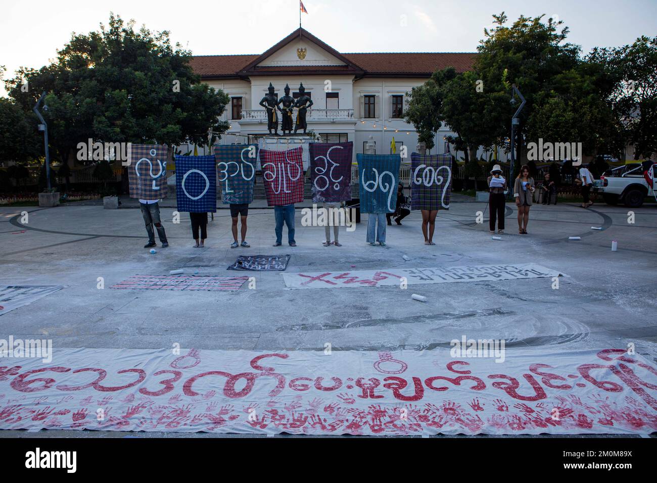 Chiang Mai, Chiang Mai, Thaïlande. 6th décembre 2022. Les manifestants tiennent des Longyis peints avec des textes birmans « ne pas être autorisé à gouverner du tout », à côté des 7 nez de corde dans un rassemblement contre la junte birmane condamné à des peines de mort à 7 étudiants de l'université du myanmar devant le monument des trois rois de Chiang Mai, Thaïlande le 6 décembre 2022. (Image de crédit : © Thuya Zaw/ZUMA Press Wire) Banque D'Images